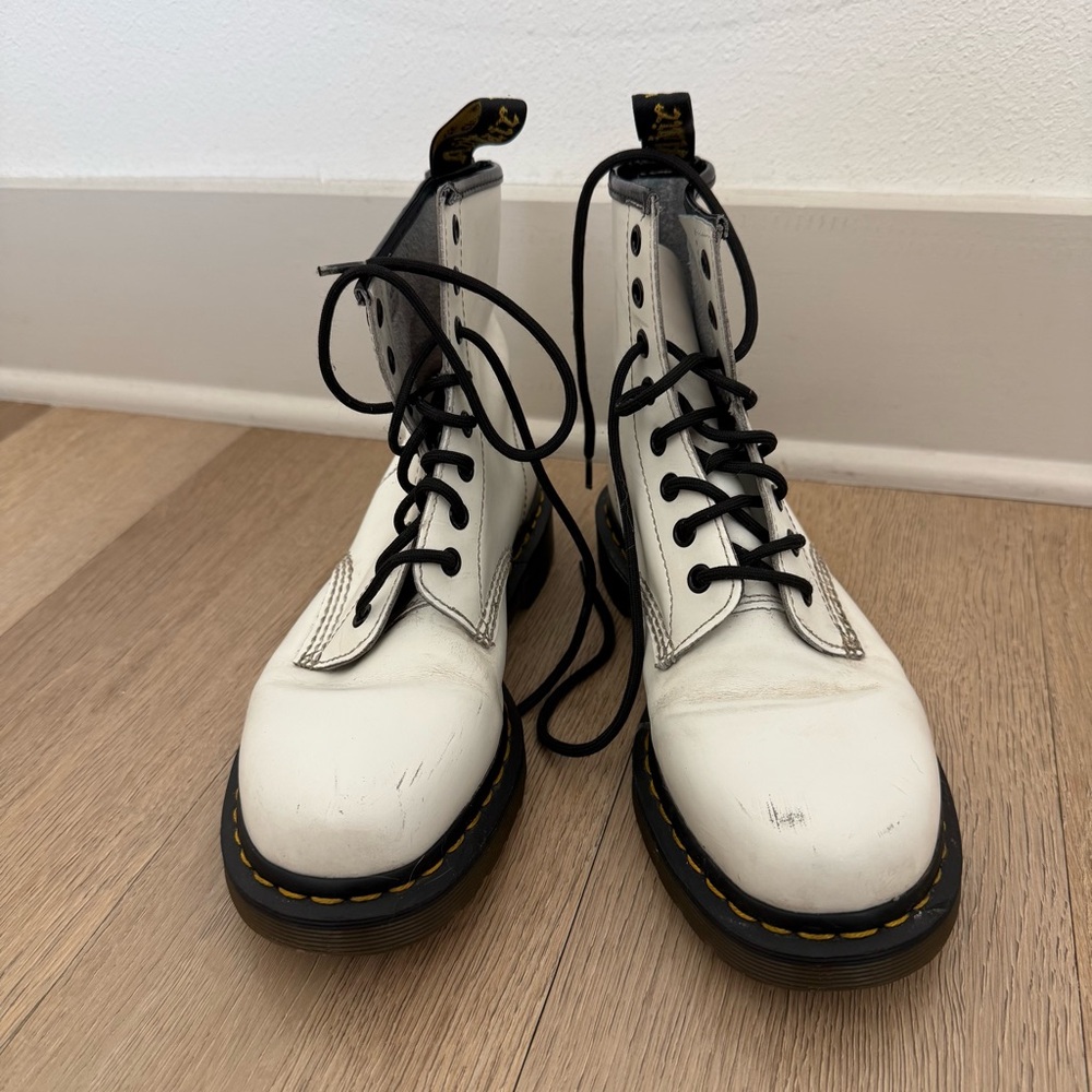 White Doc Martens Leather Lace-Up Boots size 40